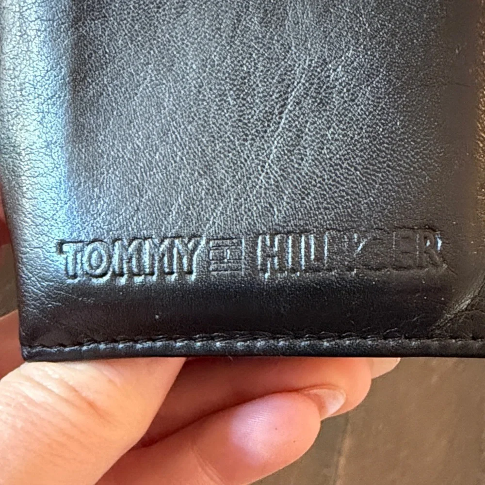 Tommy Hilfiger Sleek Black Card Holder